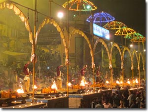 Celebrando el aarti en el ghat Dashashwamedh